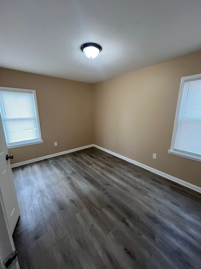 Building Photo - 8451 Rosemont Ave