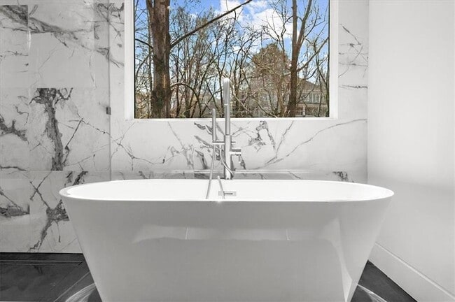 Building Photo - 942 Peachtree Battle Cir NW