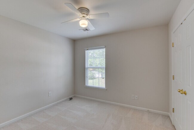 Building Photo - 4Bed/2.5Bath in Brentwood, Lawn Care Included!