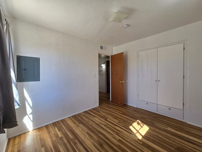 Building Photo - 2412 Rosina St