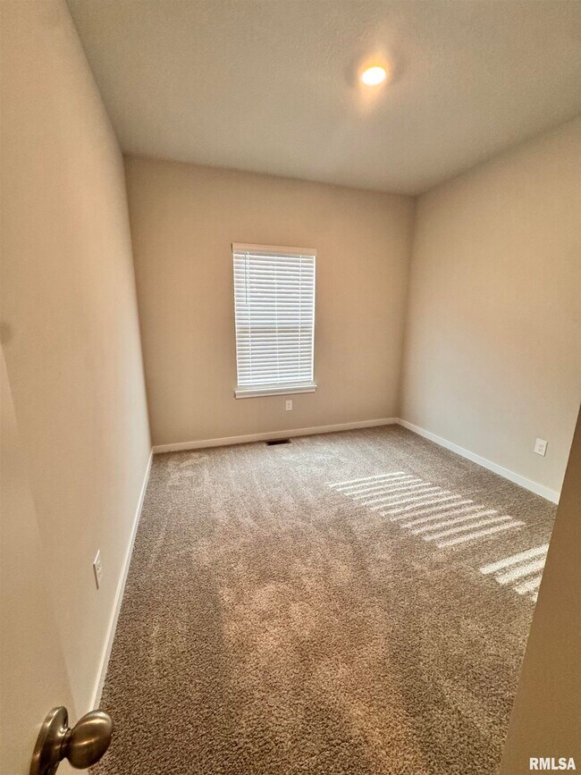 Building Photo - 709 E Bear Dr