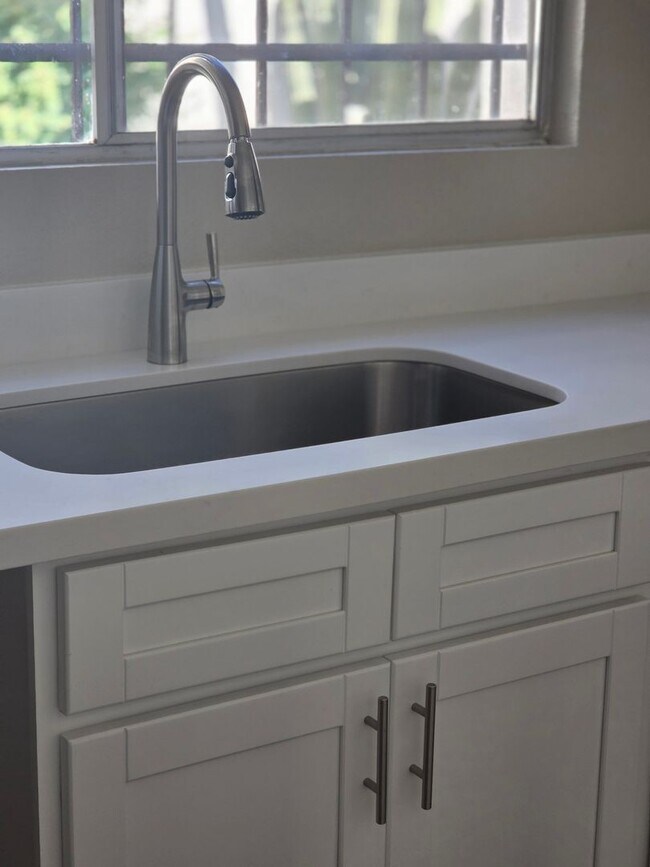 Building Photo - *JUST REMODELED* 2 bed 1 bath townhouse