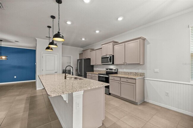 Building Photo - 8810 SW 63rd Ave