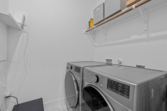 Building Photo - 16913 Adoro Dr