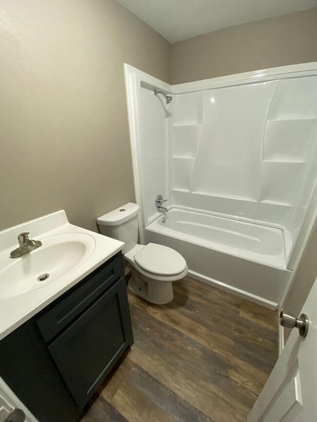 Building Photo - 3 Bedroom Home is Ennis!