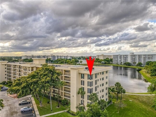Building Photo - 2751 N Palm Aire Dr