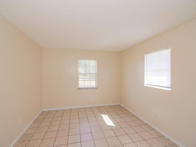 Building Photo - 1190 SE Puritan Ln