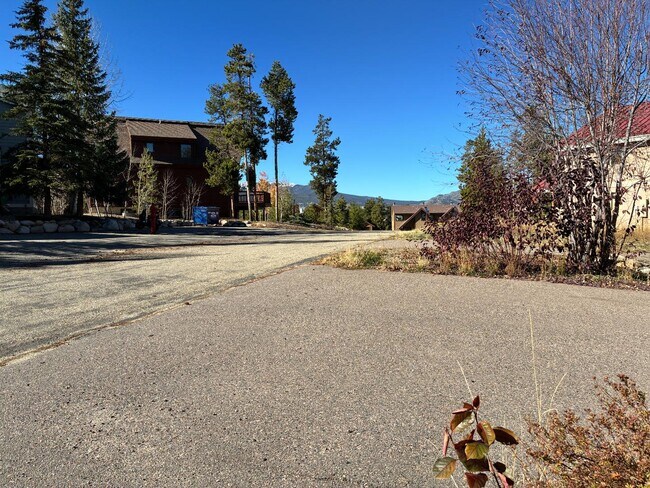 Building Photo - 831 Ermine Ln
