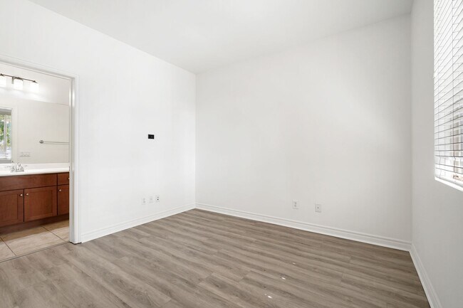 Building Photo - Spacious 4 Bedroom TownHome in Garden Grove!