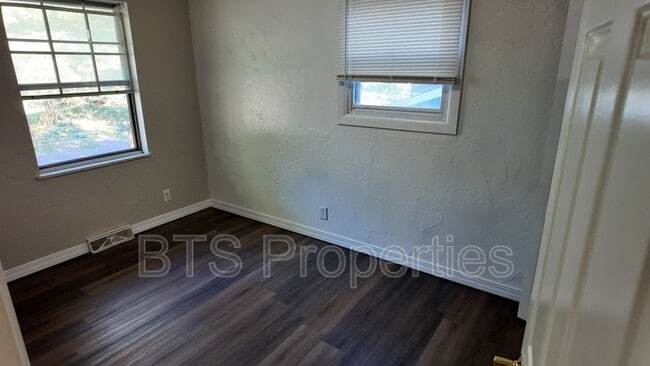 Building Photo - 6345 N Randwick Rd