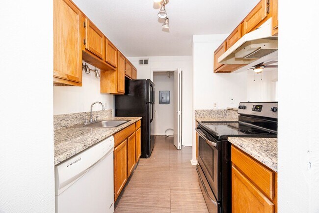 Building Photo - 18333 Roehampton Dr