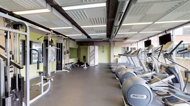 Building Photo - 1 MONTH FREE!! - $1100 per Month - Large O...