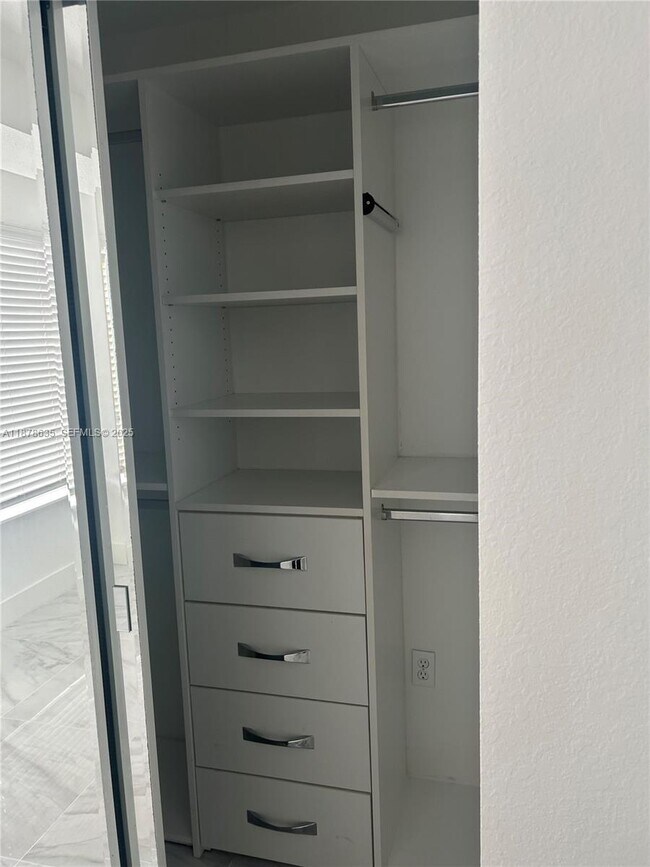 Building Photo - 2750 Palm Ave