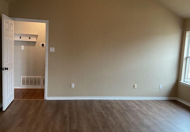 Building Photo - AMAZING RENT SPECIAL WITH IMMEDIATE MOVE IN - SECTION 8 ACCEPTED!