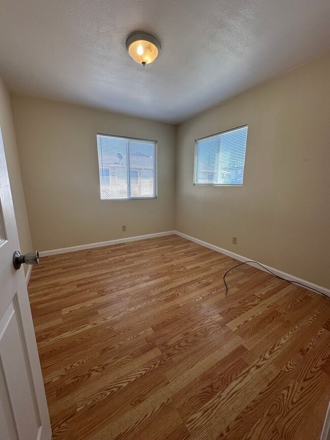 Building Photo - 2 bedroom 1 bathroom duplex Vacaville