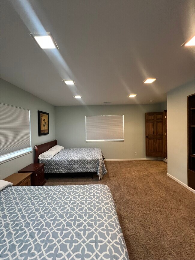 Building Photo - 933 Edgewood Cir