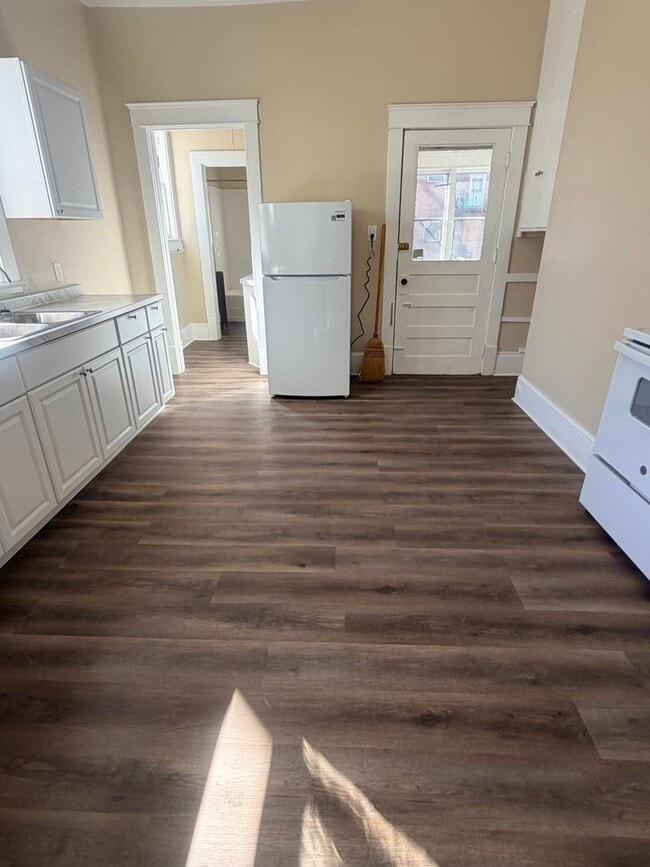 Building Photo - Come enjoy this completely renovated 1 bed/ 1 bath apartment close to shopping, walking trails, m...