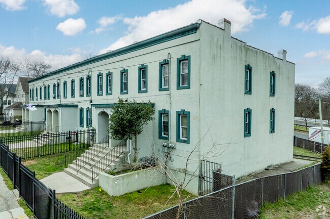 Primary Photo - 21-31 Linden Pl
