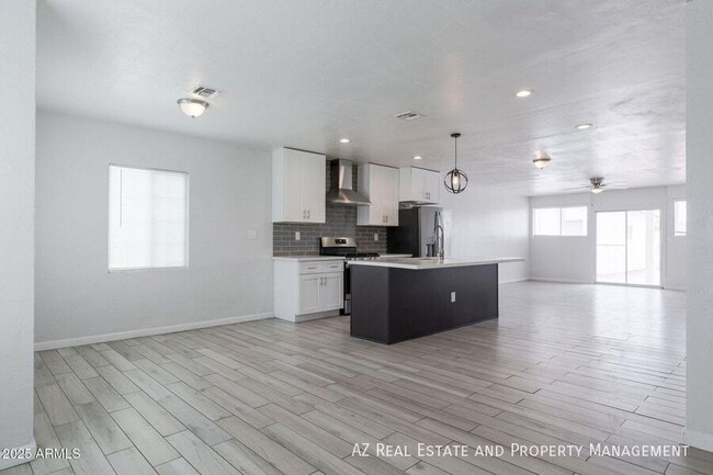 Building Photo - 1628 E Granada Rd