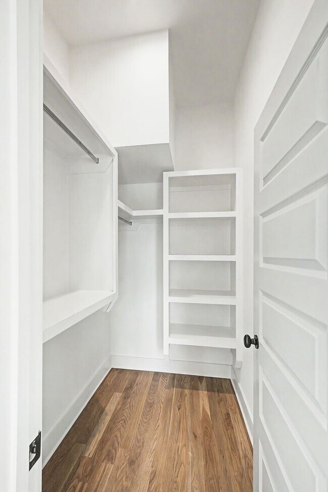 Building Photo - Stunning 3BR/3.5BA contemporary condo in the heart of Wedgewood-Houston!