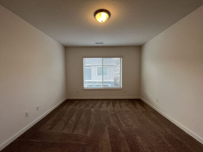 Building Photo - Gorgeous 3BR Home with Open Main Level & Large Primary Suite