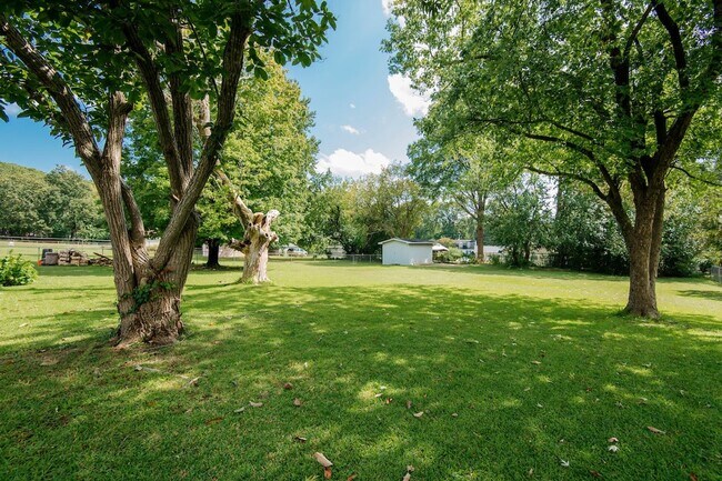 Building Photo - Adorable ranch home with huge fenced yard mid June!