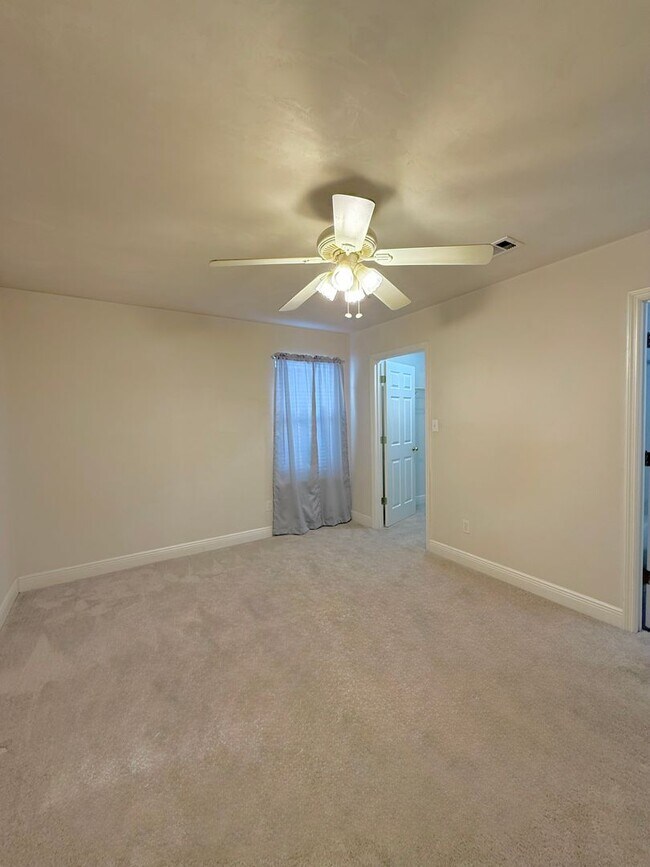 Building Photo - Charming 3BR Home in a Prime Tallahassee Location!!