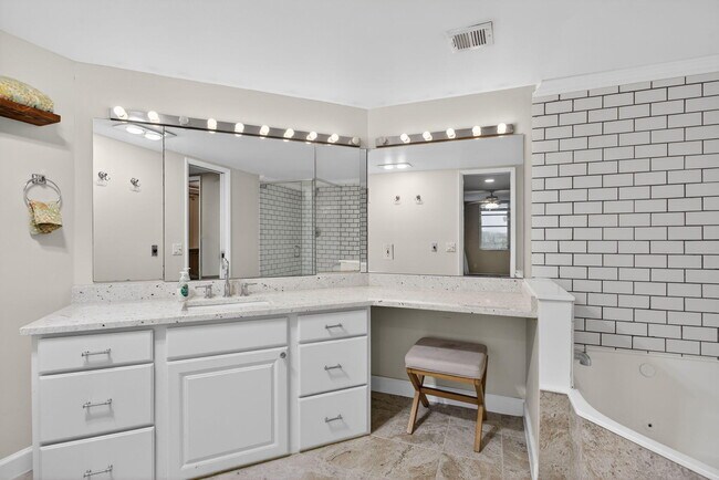 Building Photo - 3503 Oaks Way