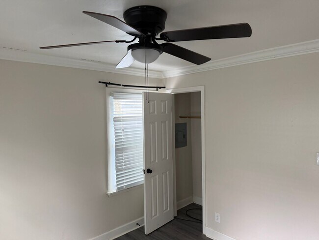 Building Photo - 3 BR/1BA | Newly Renovated Cottage| Cove security system| Fully fenced backyard