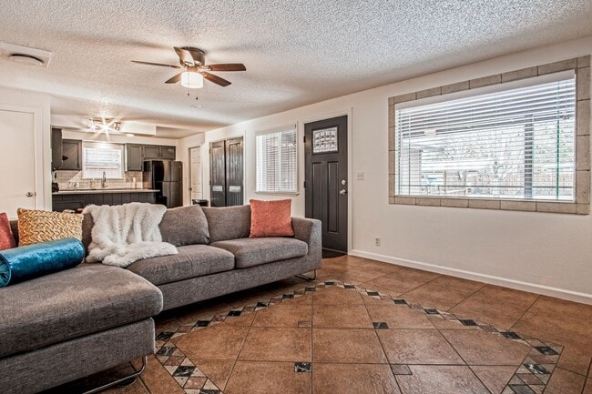 Building Photo - Fully Remodeled 3BR/1BA in the Heart of Bend