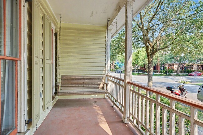 Building Photo - 2 Bedroom Charmer with Sundeck, Wood Floors, and High Ceilings