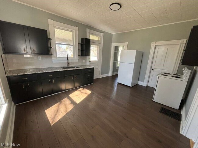 Building Photo - 237 N Lincoln St