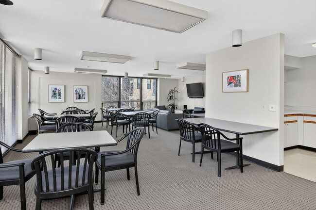 Building Photo - 2500 N Lakeview Ave