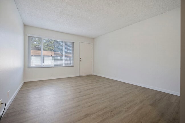 Building Photo - Pointe 38