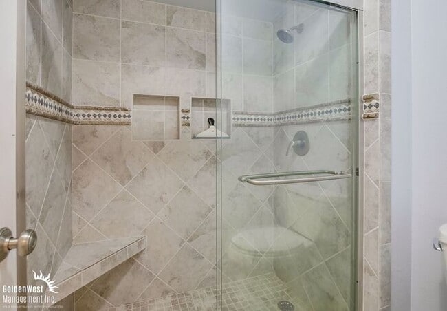 Building Photo - Beautifully Updated 2Bdm 2Ba Condo Located...