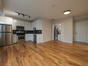 Building Photo - 656 W Wrightwood Ave