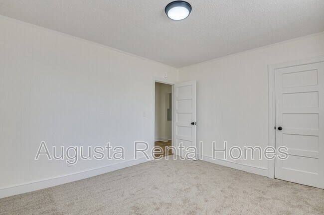 Building Photo - 2019 Roosevelt Dr