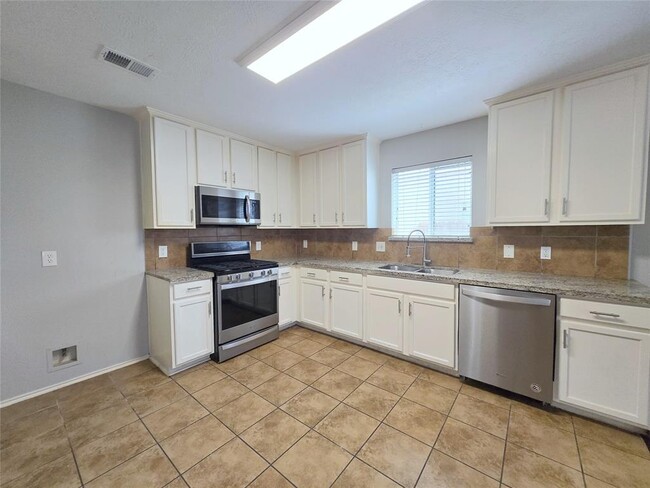 Building Photo - 1423 Stone Bluff Dr