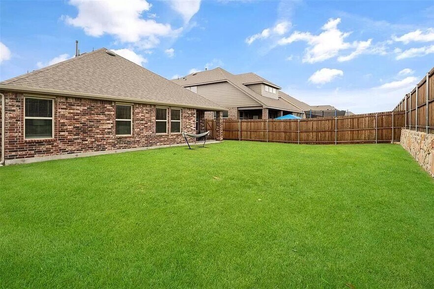 Building Photo - 604 Saddle Club Way