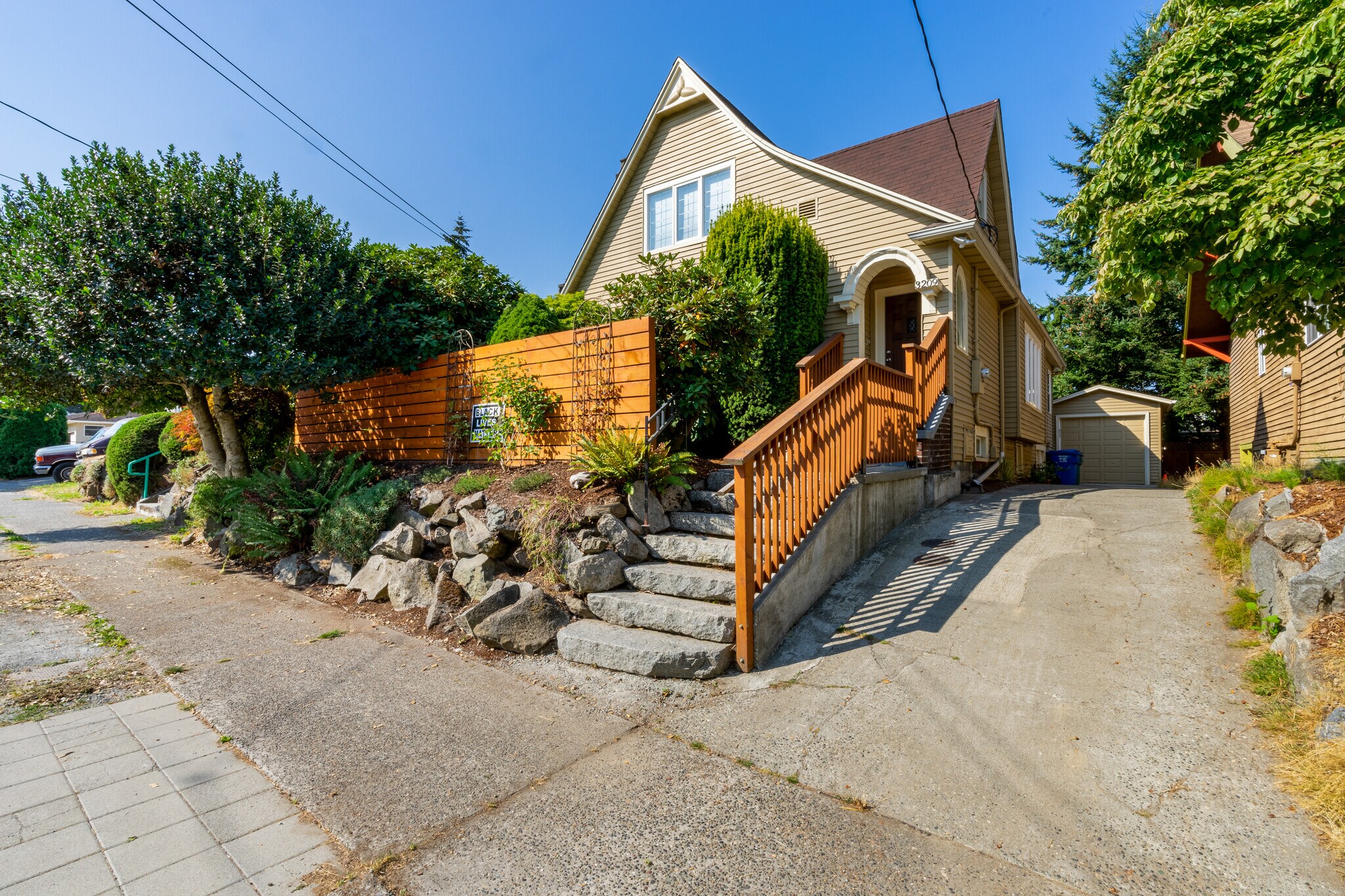 Building Photo - 3209 23rd Ave S