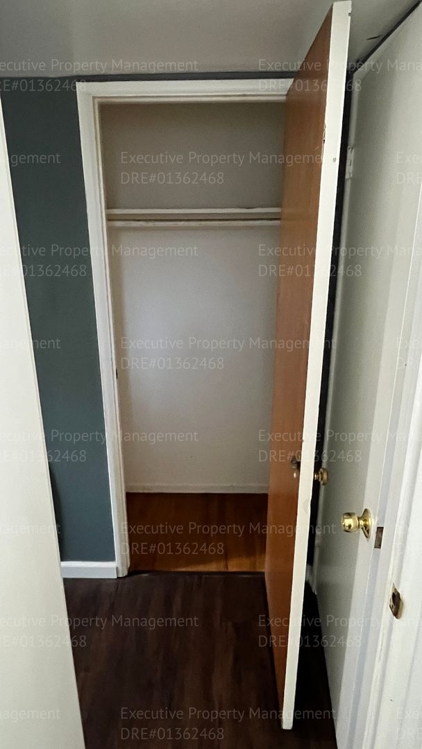 Building Photo - 3 bedroom/ 1.5 bathroom home with a detach...