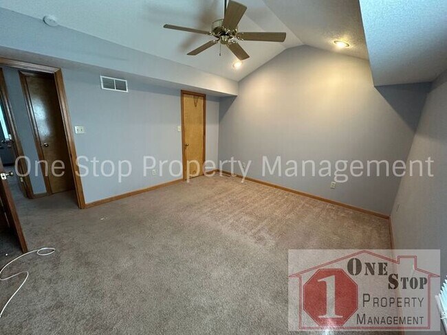 Building Photo - 3 bedroom, 2.5 bathroom home is desirable ...