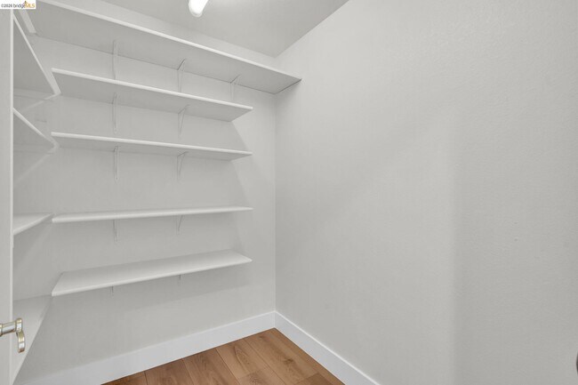 Building Photo - 5650 Edgeview Dr