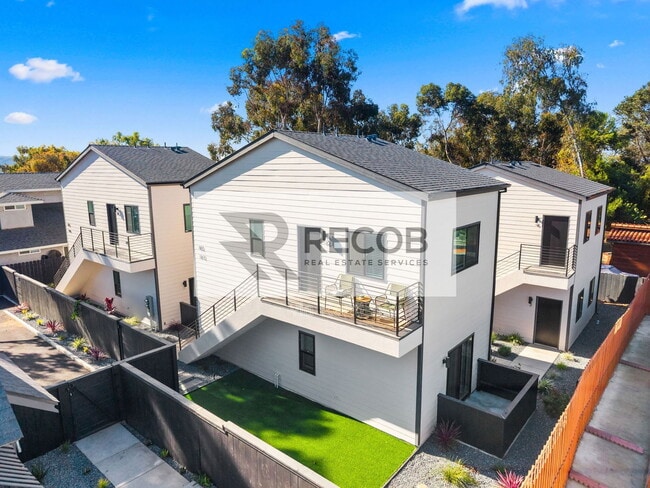 Building Photo - 832 Desty St