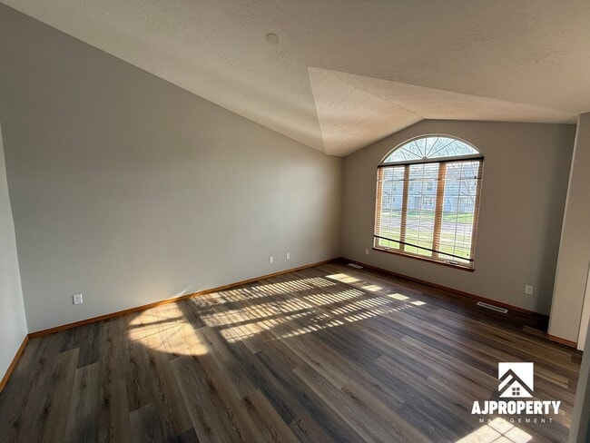 Building Photo - 911 S Colleen Ln