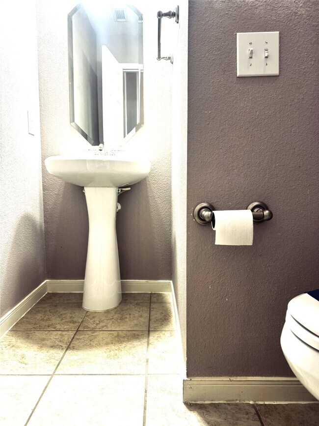 Building Photo - 2910 Sandleigh Dr