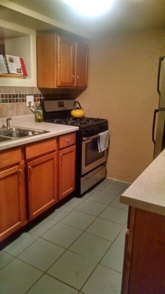 Kitchen w gas stove - 200 W Irvington Pl