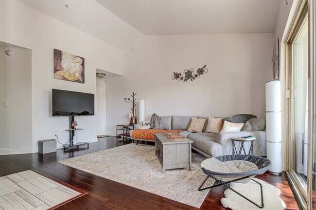 Building Photo - $1,750/mo – 2BR/1BA Condo in Northwest Aus...