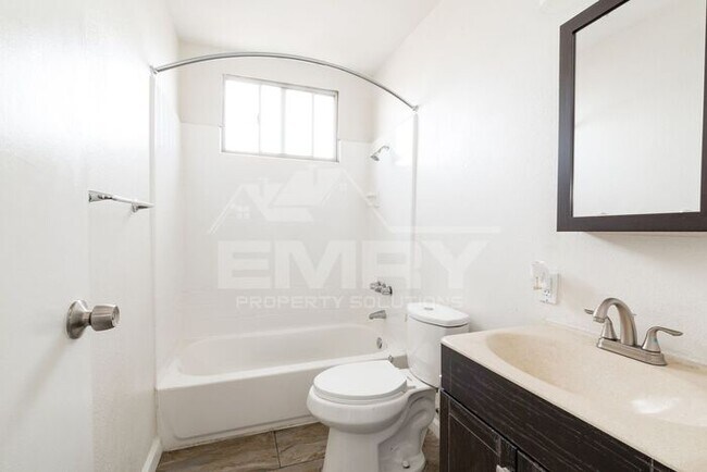 Building Photo - 2 bed 1 bath unit in Inglewood 90302