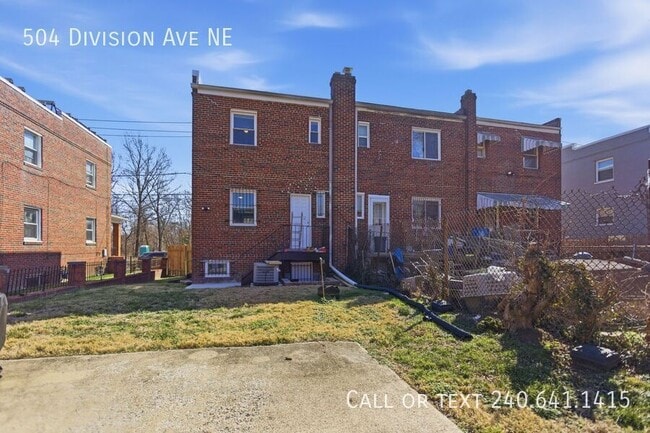 Building Photo - 504 Division Ave NE